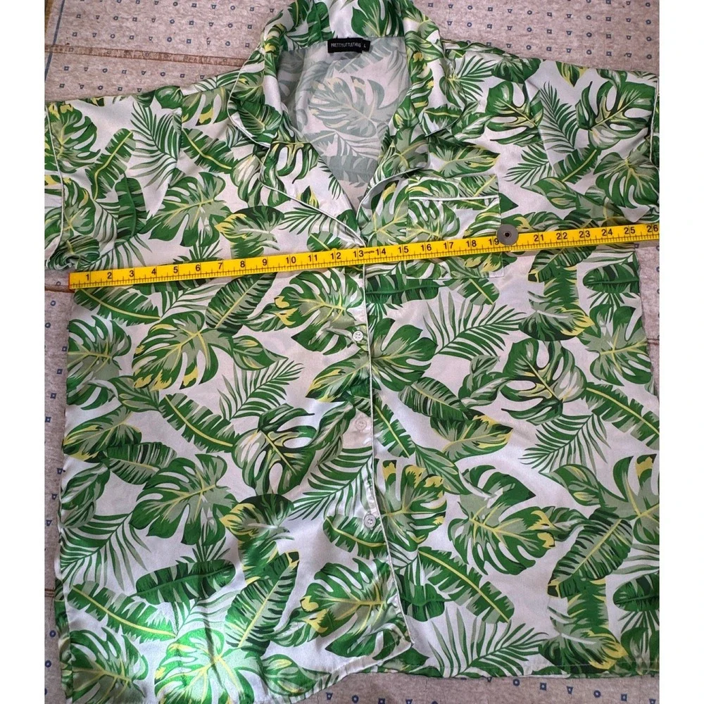 PrettyLittleThing Pajama Top Women Large Tropical Satin Button‎ Up EUC Monstera